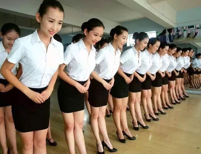 為什麼空姐只能穿「裙子」,不能穿長褲?老機長偷偷告訴你「實情」!
