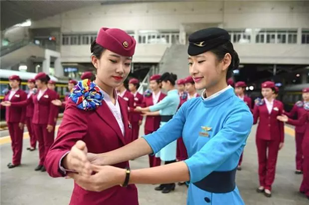 為什麼空姐只能穿「裙子」,不能穿長褲?老機長偷偷告訴你「實情」!