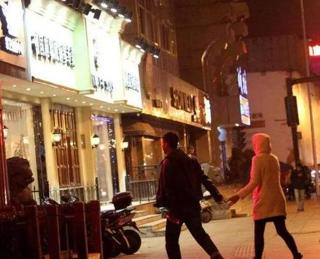「最有素質的一對房客了!」小夫妻酒店住一夜離開後不僅留下超完美房間,還寫下一張紙條,保潔阿姨看完被暖哭