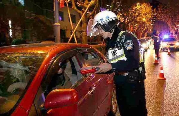 喝了一瓶啤酒之後隔多長時間能開車?交警:最後再說一次,望告知