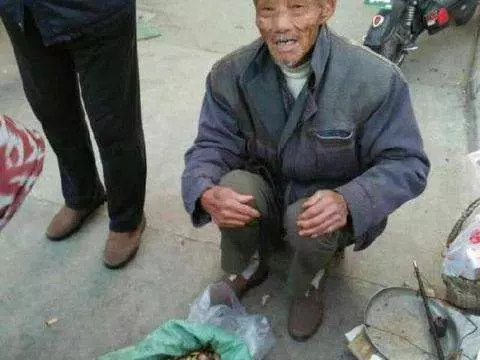 大爺菜地翻土,挖出「大量白色石頭」,被人高價收回,大爺卻突然感到心慌
