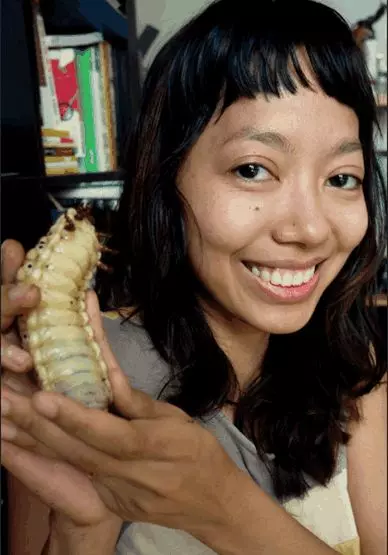 女子在野外見到一隻神秘的巨大白色幼蟲,等幼蟲長大後,驚喜來了