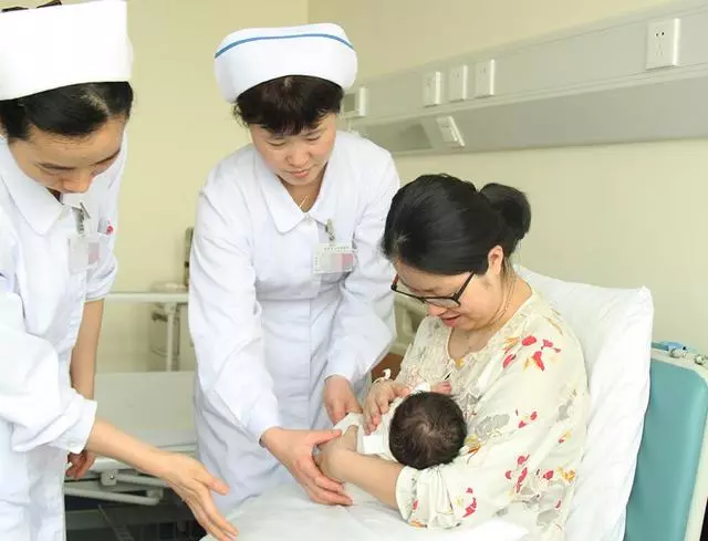 同一個病房住著順產婦和剖腹產婦,差別一目了然,真是不比不知道