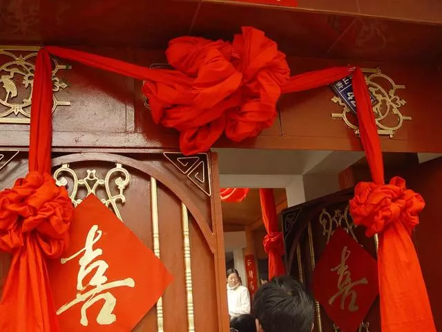 我穿婚紗去前男友婚禮,眾人眼神在我身上,新郎開口,我落荒而逃