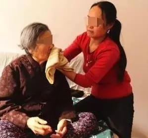 丈夫出軌,妻子照顧婆婆八年,婆婆臨終指指米缸,妻子一抓蒙住