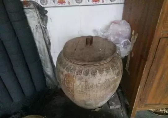 丈夫出軌,妻子照顧婆婆八年,婆婆臨終指指米缸,妻子一抓蒙住