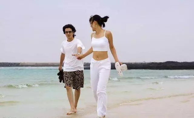 妹妹每次去姐姐家,都說姐夫床底下有人,姐姐好奇撩起床墊,傻住