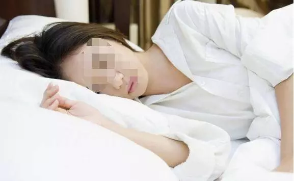 妹妹每次去姐姐家,都說姐夫床底下有人,姐姐好奇撩起床墊,傻住