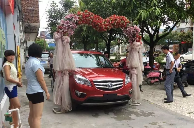 婚禮前新娘發生意外走了,男子堅持如期結婚,看見婚車下來的人,全場沸騰!