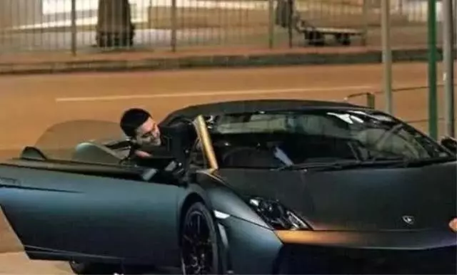 這輛車曾是張智霖的座駕,拍變形金剛都找他借車,現任車主是baby