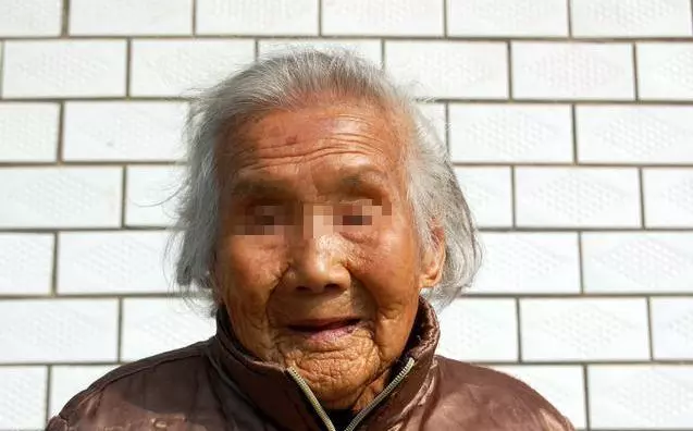 母親跟女兒借1000要求寫借條卻「多加兩個0」!母親走後分家產女兒當場愣住