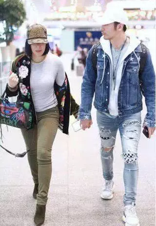 48歲鐘麗緹與老公張倫碩近照曝光,網友:真像兒子和媽!