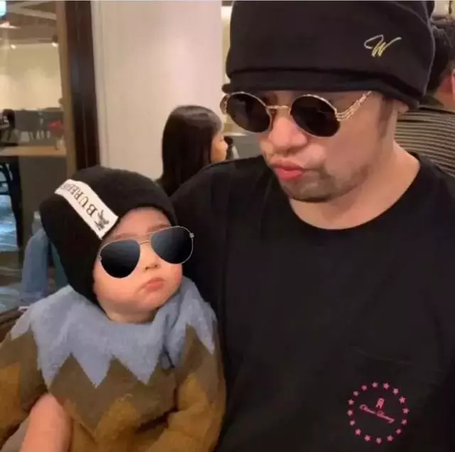 周傑倫驚喜曬兒子合影,娛樂圈的男神們都默契化身女兒奴了!