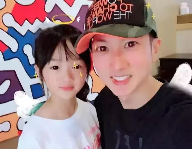 周傑倫驚喜曬兒子合影,娛樂圈的男神們都默契化身女兒奴了!