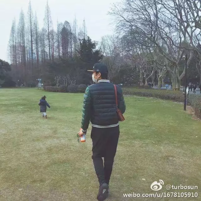 周傑倫驚喜曬兒子合影,娛樂圈的男神們都默契化身女兒奴了!