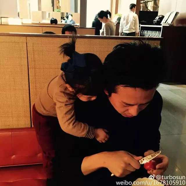周傑倫驚喜曬兒子合影,娛樂圈的男神們都默契化身女兒奴了!
