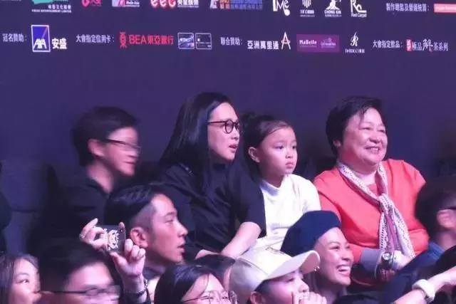 周傑倫驚喜曬兒子合影,娛樂圈的男神們都默契化身女兒奴了!