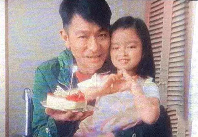 周傑倫驚喜曬兒子合影,娛樂圈的男神們都默契化身女兒奴了!