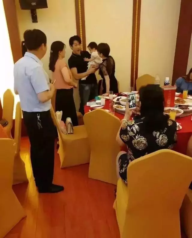 周傑倫驚喜曬兒子合影,娛樂圈的男神們都默契化身女兒奴了!