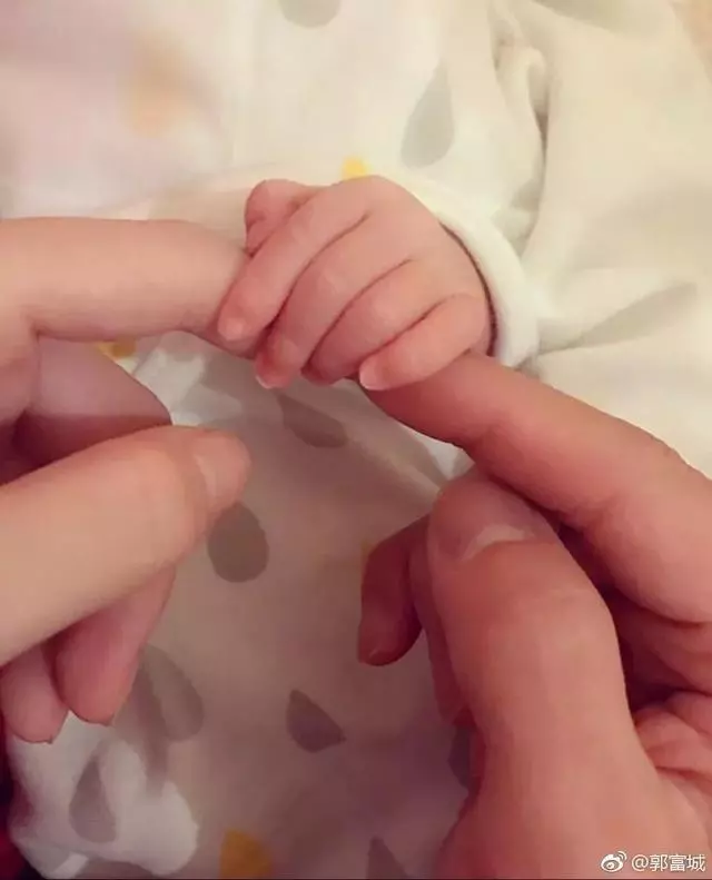 周傑倫驚喜曬兒子合影,娛樂圈的男神們都默契化身女兒奴了!