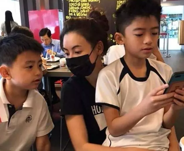 謝振軒如今身高比肩媽媽,繼承父親顏值,和謝霆鋒一個模子刻出來!