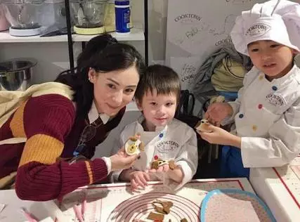 謝振軒如今身高比肩媽媽,繼承父親顏值,和謝霆鋒一個模子刻出來!