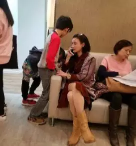 謝振軒如今身高比肩媽媽,繼承父親顏值,和謝霆鋒一個模子刻出來!