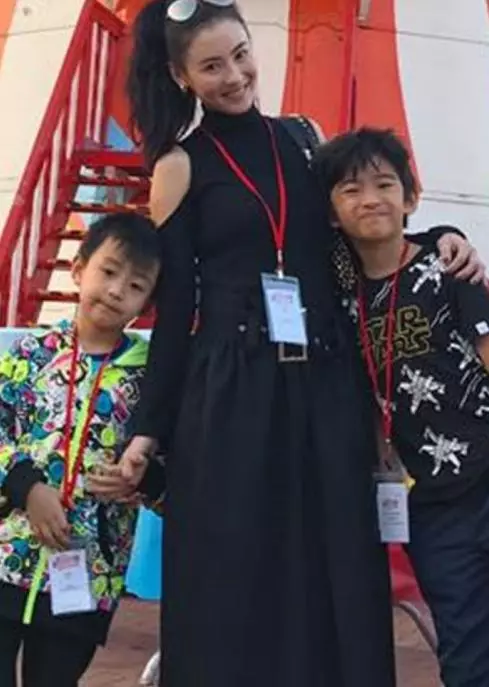 謝振軒如今身高比肩媽媽,繼承父親顏值,和謝霆鋒一個模子刻出來!