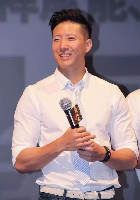洪金寶三個兒子,最帥有出息的不是老大,也不是老二,而最小的他!