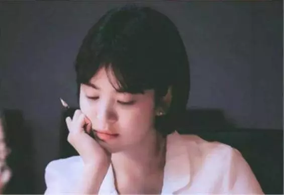37歲的宋慧喬短髮更辣了,一頭俐落短髮,讓她看起來就像少女,美出新高度~~
