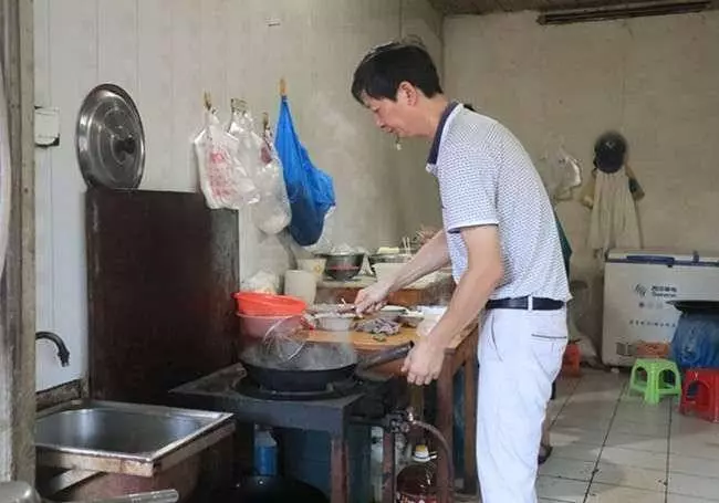 麵攤老闆見7歲女孩飢餓難耐提出「以字換麵」!25年後竟每月收到匿名寄款
