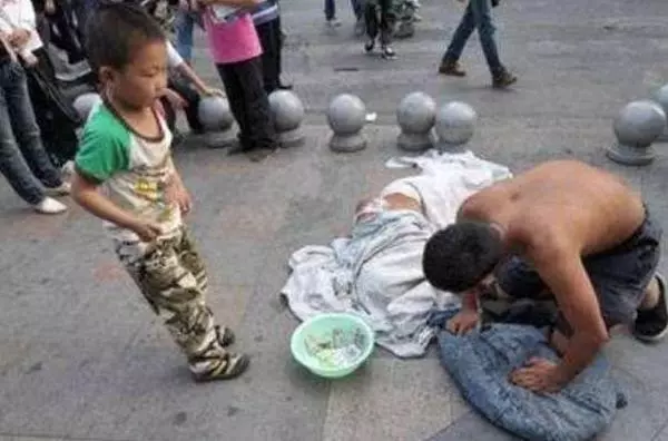 7歲男孩給乞丐9塊五毛,乞丐數完錢後,卻立馬選擇報警了!