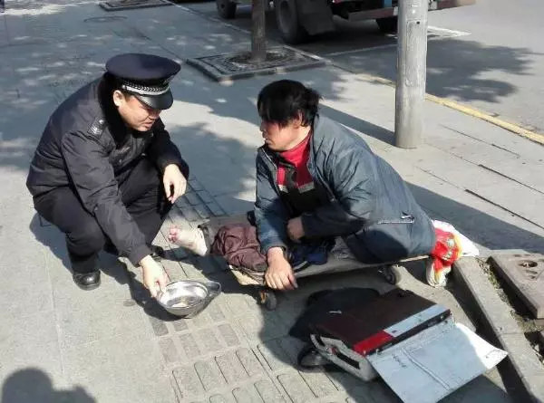 7歲男孩給乞丐9塊五毛,乞丐數完錢後,卻立馬選擇報警了!