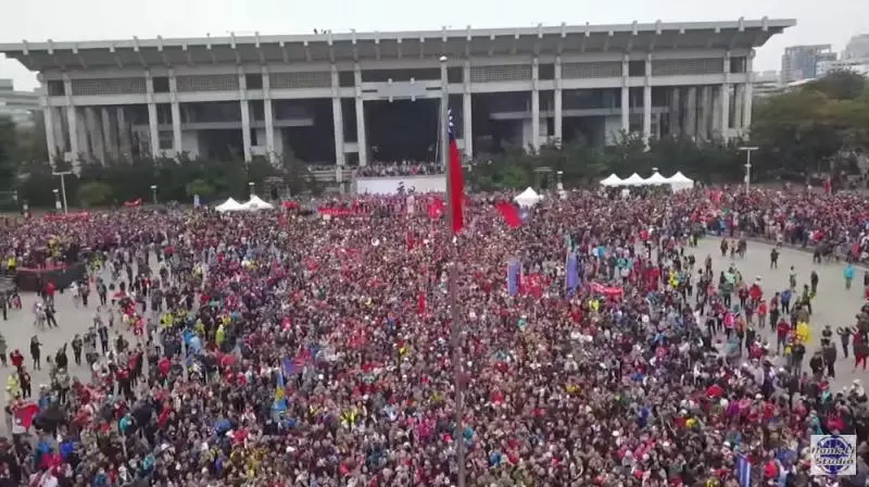 韓總忍淚升旗「空拍曝光」 網友震撼:高雄失傳的熱情