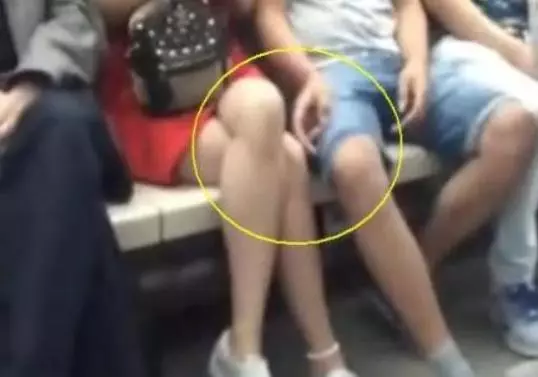 女子在地鐵上睡著,感覺腿上癢癢的,醒來後女子卻向男子表示感謝!