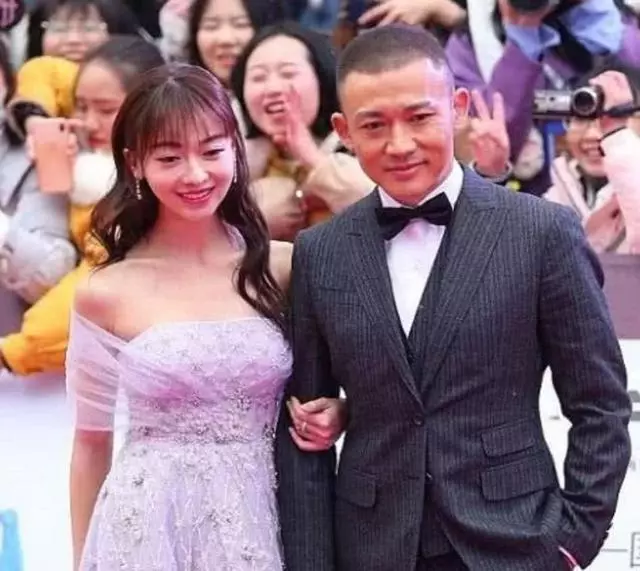 吳謹言:能不能走快點,冷死了!聶遠:穿這麼少怪我了?