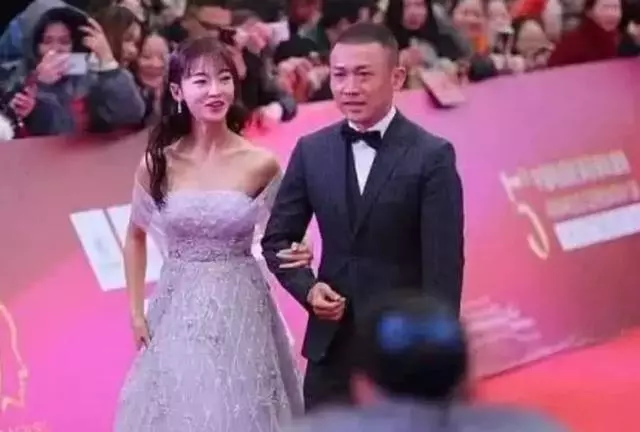 吳謹言:能不能走快點,冷死了!聶遠:穿這麼少怪我了?