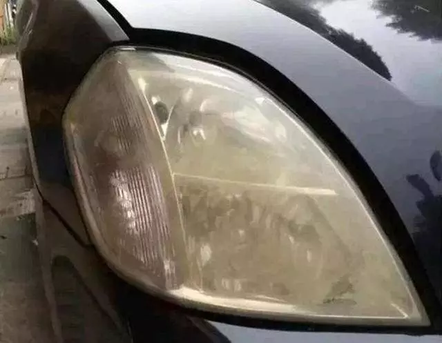 汽車大燈發黃模糊先別換,老司機教你兩招,大燈瞬間變成新的,好聰明啊