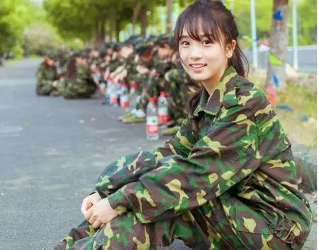 五歲被媽媽拋棄,二十二那年我嫁了豪門,她卻跑來婚禮上跪著要錢
