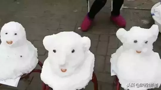 南方人在街頭「賣雪」了!5元一盆20元一桶(就是剛下的那種雪)