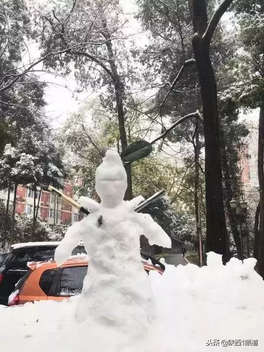 南方人在街頭「賣雪」了!5元一盆20元一桶(就是剛下的那種雪)