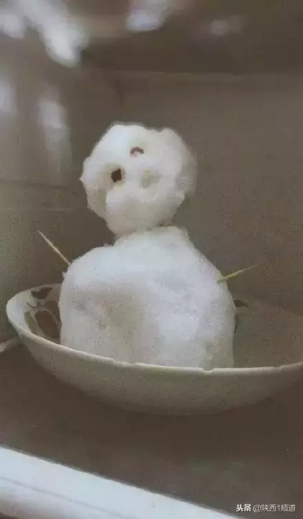 南方人在街頭「賣雪」了!5元一盆20元一桶(就是剛下的那種雪)