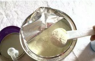婆婆照顧雙胞胎兒子,3天一桶奶粉卻很瘦,鄰居的話讓我趕走婆婆