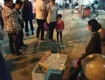 美女挺著大肚子跪街上,看客紛紛掏出腰包,得知真相後破口大罵!