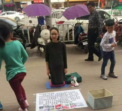 美女挺著大肚子跪街上,看客紛紛掏出腰包,得知真相後破口大罵!