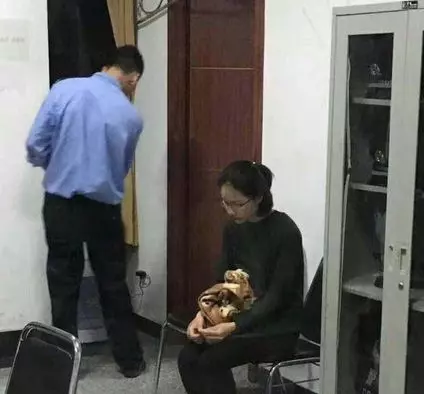 美女挺著大肚子跪街上,看客紛紛掏出腰包,得知真相後破口大罵!