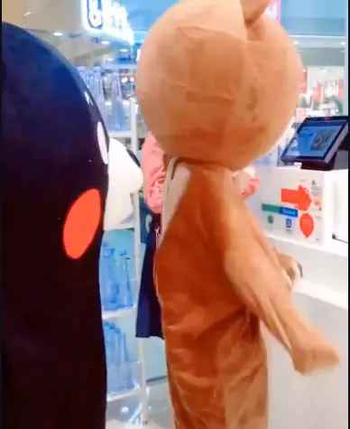 美女扮演大熊去超市買東西,結賬的時候脫衣服,周圍的人不淡定了!