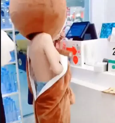 美女扮演大熊去超市買東西,結賬的時候脫衣服,周圍的人不淡定了!