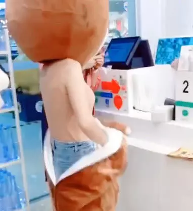 美女扮演大熊去超市買東西,結賬的時候脫衣服,周圍的人不淡定了!