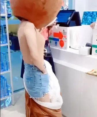 美女扮演大熊去超市買東西,結賬的時候脫衣服,周圍的人不淡定了!